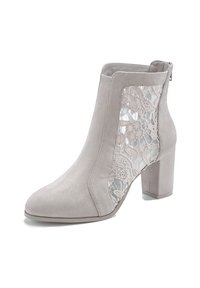 Graue Wildleder-Ankle Boots mit einer Schnürung, hohem Blockabsatz und seitlichem Reißverschluss. Mit glattem Zehenbereich und eleganter Silhouette.