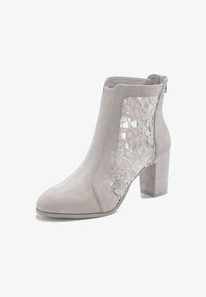 Graue Wildleder-Ankle Boots mit einer Schnürung, hohem Blockabsatz und seitlichem Reißverschluss. Mit glattem Zehenbereich und eleganter Silhouette.