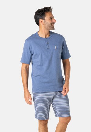 Chemise henley à manches courtes bleue avec trois boutons et une poche, assortie à un short rayé bleu. Tissu doux et coupe décontractée.
