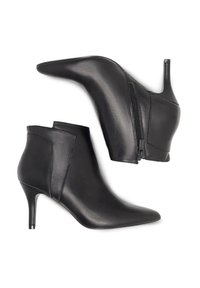 Botines de cuero negro con punta puntiaguda y tacón de 3 pulgadas. Cuentan con una cremallera lateral y una textura suave con detalles mínimos en el diseño.