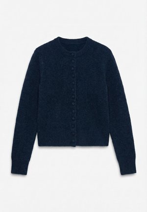 Tumesinine, pikkade varrukatega nööbitav kardigan ümarate kaelustega ja tekstuurse kootud kangaga, laotatud tasapinnale valgel taustal.