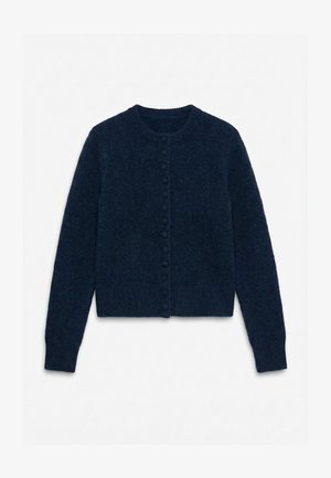 Tumesinine, pikkade varrukatega nööbitav kardigan ümarate kaelustega ja tekstuurse kootud kangaga, laotatud tasapinnale valgel taustal.