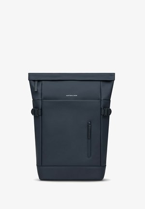 Schwarzer Rolltop-Rucksack mit glatter wasserabweisender Oberfläche, Seitengurten, vorderer Reißverschlusstasche und minimalem Logodesign.