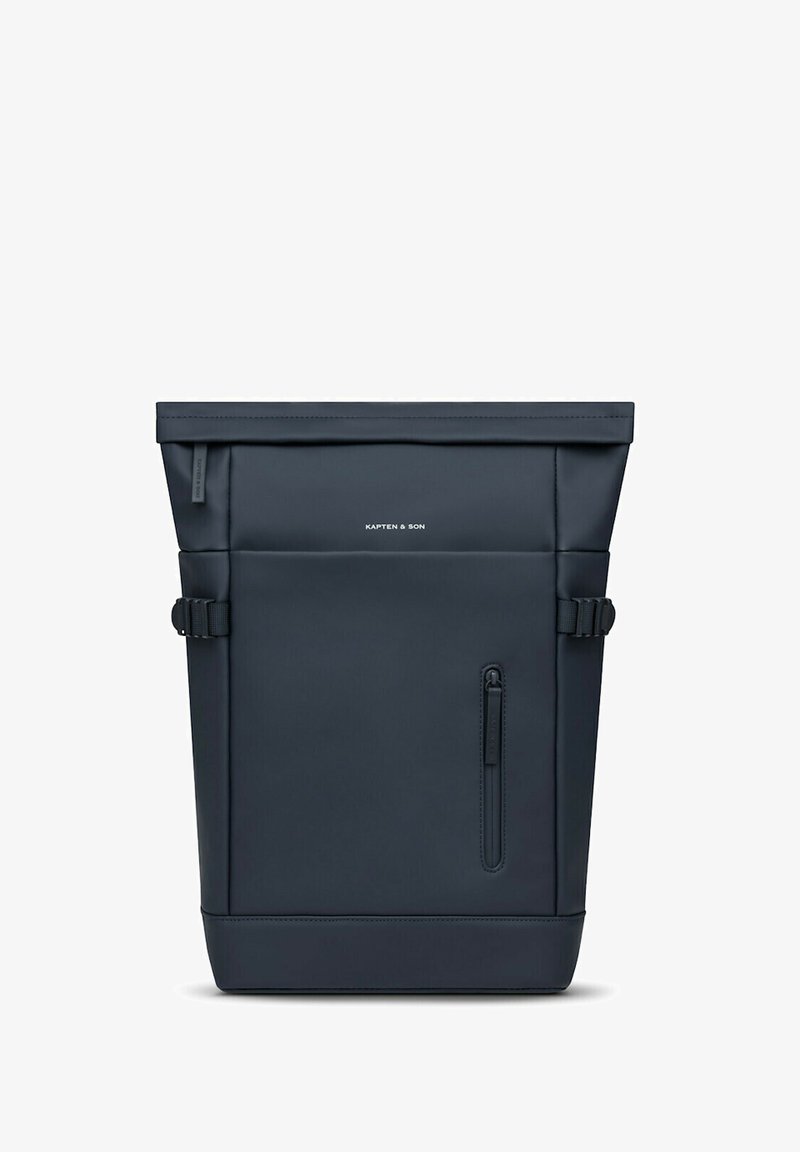 Sac à dos noir à rabat, avec une finition lisse et imperméable, des sangles latérales, une poche zippée à l'avant et un affichage de logo minimal.