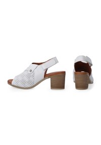 Weiße perforierte Leder-Slingback-Sandalen mit abgerundetem Zehenbereich, einer Knopf-Akzentuierung und einem mittelhohen Holzklotzabsatz.