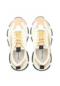 Sneakers con una toma superiore in rete bianca, dettagli beige, punta arrotondata, suola nera e lacci in contrasto. Presenta un piccolo logo sul lato.