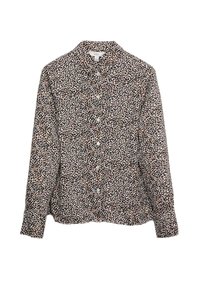 Camisa de botones de manga larga en una tela ligera, con un patrón de estampado de leopardo en marrón, negro y blanco, y un cuello estructurado.