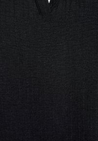 Zizzi LOCKERE MIT KURZEN ÄRMELN - Bluse - black