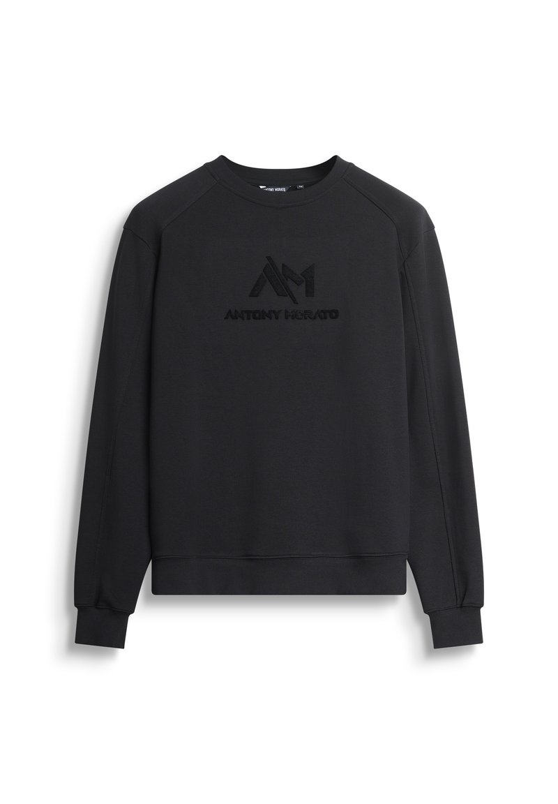 Felpa nera realizzata in materiale morbido, con collo tondo, maniche lunghe raglan e logo in rilievo al centro.