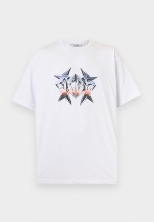 T-shirt blanc à manches courtes avec un texte graphique angulaire métallique en nuances de gris et d'orange centré sur la poitrine.
