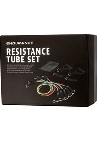 Set med uthållighetsmotståndsrör som innehåller fem färgglada band (svart, grön, röd, gul, blå) och olika fästen i en svart låda med vit text.