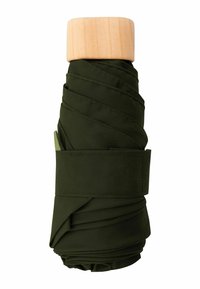 Groene stoffen paraplu, gewikkeld met een bijpassend band. Voorzien van een licht houten handvat. Gladde textuur en een iets glanzende afwerking.