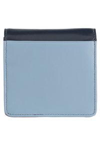 Portafoglio in pelle con un corpo blu chiaro e una parte superiore blu scuro. Texture liscia, forma rettangolare e cuciture pulite lungo i bordi.