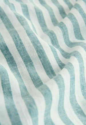 Material din bumbac cu dungi unduitoare, alternative, de culoare verde-albăstrui și alb. Textura pare moale și ușor texturată, creând un model delicat și fluid.