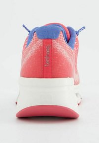 Červená a růžová sportovní bota s texturovaným textilním svrškem, kontrastními modrými akcenty, polstrovanou bílou podrážkou a minimalistickým logem na patě.