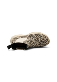 Leopardmönstrad slip-in sko med en krämfärgad sidopanel och svart dragrem, med rund tå och texturerad ovandel.