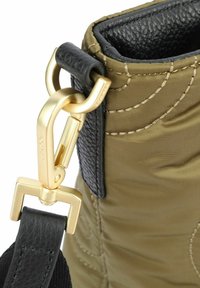 Borsa a tracolla in nylon verde oliva con dettagli in pelle nera, caratterizzata da una chiusura metallica dorata e un motivo trapuntato sulla superficie.
