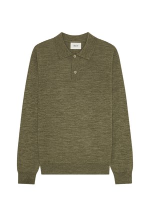 Maglione polo a maniche lunghe in maglia verde oliva con due bottoni e polsini e orlo a coste, con etichetta NN.07 all’interno del colletto.
