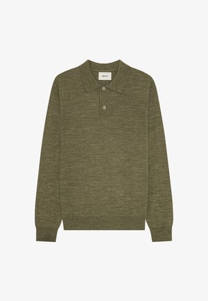 Olijfgroene gebreide polotrui met lange mouwen, twee knopen en geribde manchetten en zoom, met label NN.07 aan de binnenkant van de kraag.
