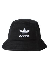 Cappello a secchi in cotone nero con un ampio bordo flessibile. Presenta un logo ricamato bianco e un design a tre righe. Tessuto leggermente testurizzato.