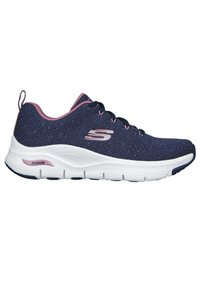 Marineblaue Sport Sneakers mit gestricktem Obermaterial, pinken Akzenten, Schnürdesign, weißer gepolsterter Sohle und "Arch Fit"-Details an der Seite.