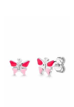 Boucles d'oreilles clous en forme de papillon argenté avec des accents d'émail rose et rouge sur les ailes, présentées sur un fond blanc.