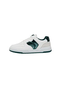 Sneakers bianche con tomaia in pelle liscia, caratterizzate da un dettaglio metallico verde sul lato, accenti in suede grigio e una suola in gomma testurizzata.
