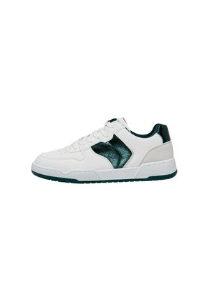 Sneakers bianche con tomaia in pelle liscia, caratterizzate da un dettaglio metallico verde sul lato, accenti in suede grigio e una suola in gomma testurizzata.