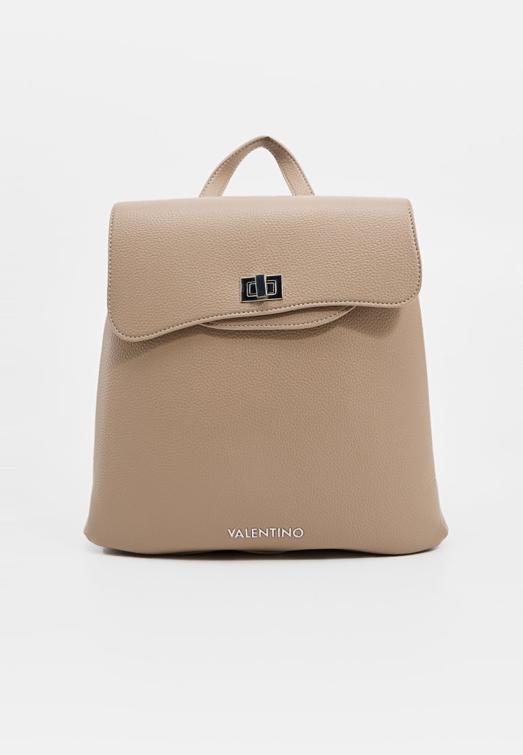 Zaino in pelle beige con finitura testurizzata, chiusura a pattina, hardware argentato e branding in rilievo nella parte inferiore.