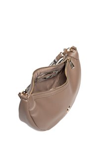 Bolso de cuero marrón claro con forma estructurada y redondeada, que presenta un cierre dorado y un detalle del logo. El interior muestra un forro con patrón.