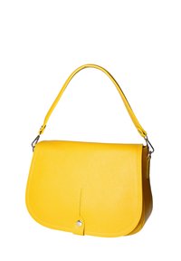 Sac à main en cuir jaune avec une finition texturée, de forme rectangulaire, avec un rabat arrondi et une courte anse. Il dispose d'une fermeture à pression et de quincaillerie métallique.