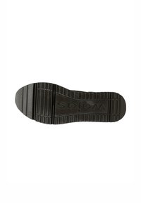 Suola di scarpa in gomma nera con modelli di grip testurizzati e righe orizzontali. Logo centrato con design circolare e nome del marchio visibile.