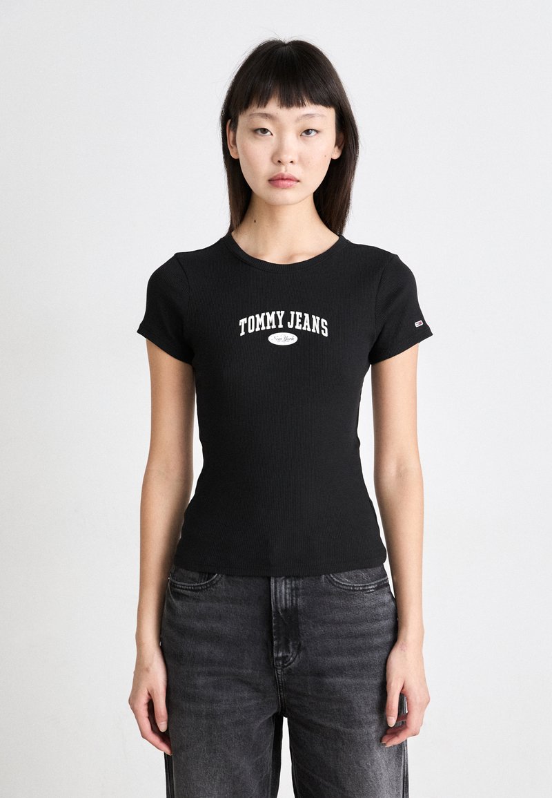 Tommy Jeans - SLIM VARSITY TEE - Marškinėliai su spaudiniu - black, Padidinti
