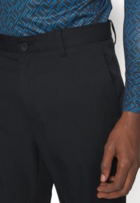 Calvin Klein Golf BULLET REGULAR FIT - Σορτς εξωτερικού χώρου - black