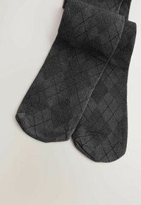 Sorte sokker med et struktureret design og diamantmønster, lavet af et blødt materiale med en glat finish. Buede tæer og kant.