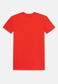 Κόκκινο κοντομάνικο μπλουζάκι από βαμβάκι, με στρογγυλή λαιμόκοψη και ενιαίο χρώμα χωρίς ορατά σχέδια ή αξεσουάρ.