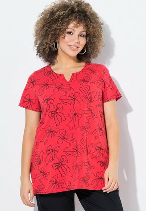 Un haut rouge à manches courtes avec un décolleté en V et un motif de dessins en ligne noirs représentant des nœuds. Le tissu semble doux et léger, conçu pour le confort.