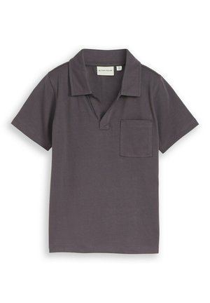 Donkergrijs polohemd met korte mouwen, kraag en voorzak op de borst, maatlabel toont 104/110, platgelegd op witte achtergrond.