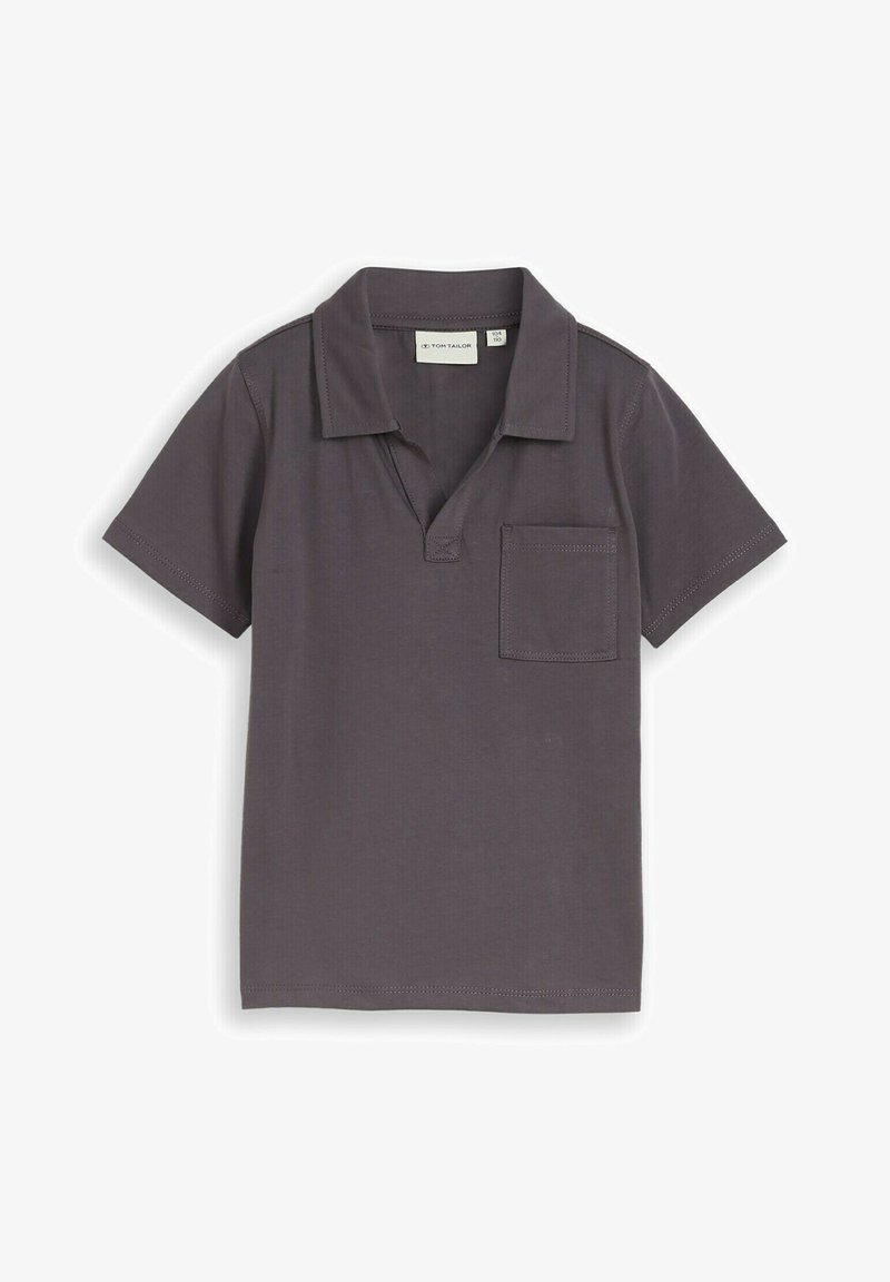 Polo gris foncé à manches courtes avec col et poche poitrine avant, étiquette de taille indiquant 104/110, posé à plat sur fond blanc.