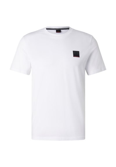 T-shirt blanc à manches courtes et col rond avec un petit écusson rectangulaire noir sur la poitrine gauche.
