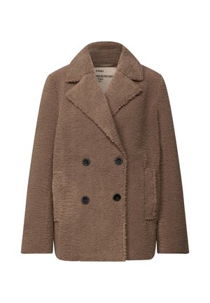 Manteau marron à double boutonnage en tissu texturé, avec un col à revers, des boutons noirs et deux poches latérales.