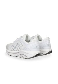 Zapatillas deportivas blancas con parte superior texturizada, acentos grises sutiles y una suela acolchada con patrones de relieve distintivos.