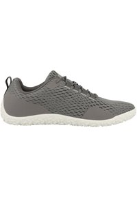 Graue Sportschuhe mit einem atmungsaktiven Mesh-Obermaterial, strukturierten Akzenten und einer weißen, robusten Sohle, die über eine minimale Schnürung für einen sicheren Sitz verfügt.