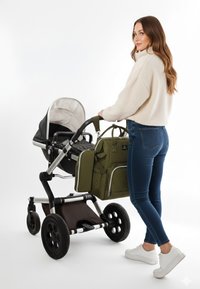 Barnvagn med svart och grå sits, metallram, stora hjul och en brun förvaringskorg; tillsammans med en olivgrön skötväska.