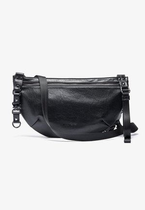 Sac bandoulière en cuir noir avec sangle ajustable, fermeture éclair et détails en métal sur fond blanc.