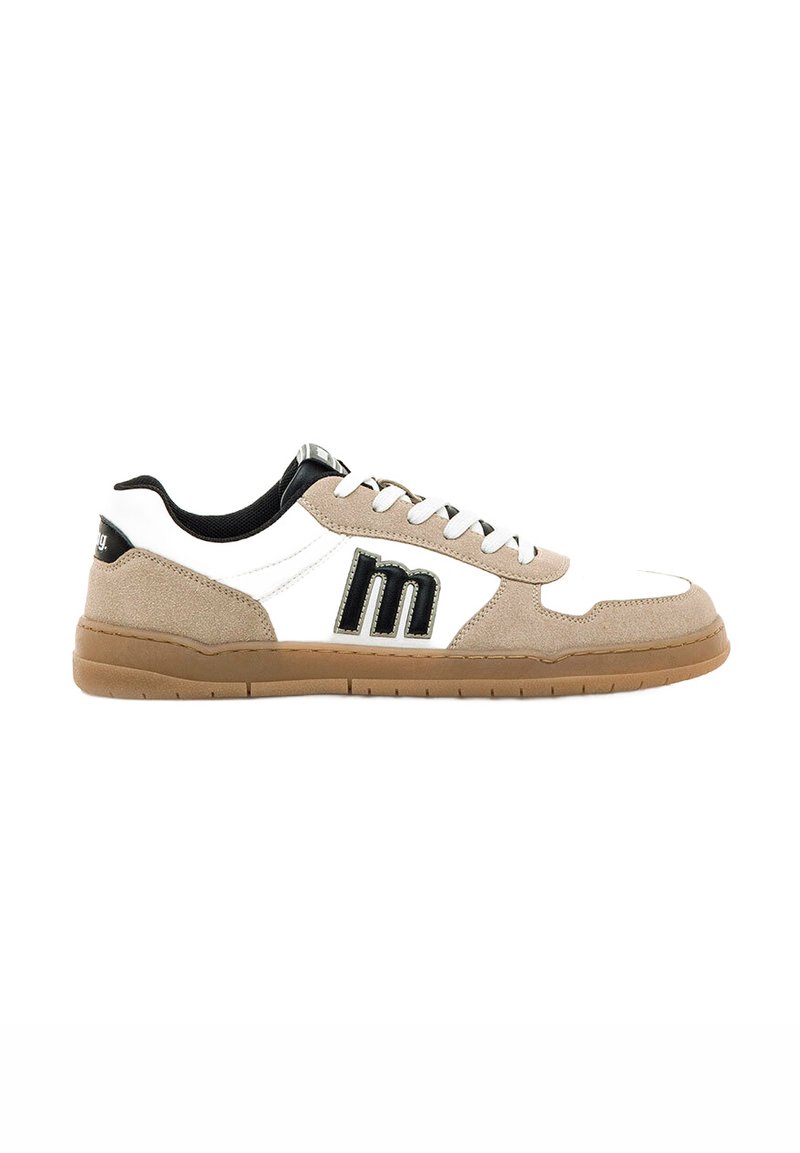 Zapatillas de hombre que presentan una mezcla de gamuza beige, paneles sintéticos blancos, acentos negros y una suela de goma marrón con un acabado texturizado.