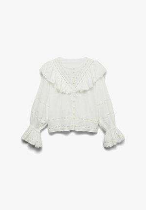 Fehér, hosszú ujjú blúz gombos elülső résszel, fodros vállrésszel és mandzsettával, valamint díszítőlyukacsos szegélyekkel.
