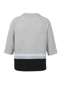 Grijze katoenen sweatshirt met een ronde halslijn, driekwartmouwen en een blauwe accentstreep aan de zoom boven een marineblauwe onderpaneel.