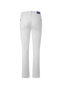 Pantalones de denim blancos con corte recto, cinco bolsillos, costuras en contraste y una etiqueta azul en la cinturilla. Textura suave.