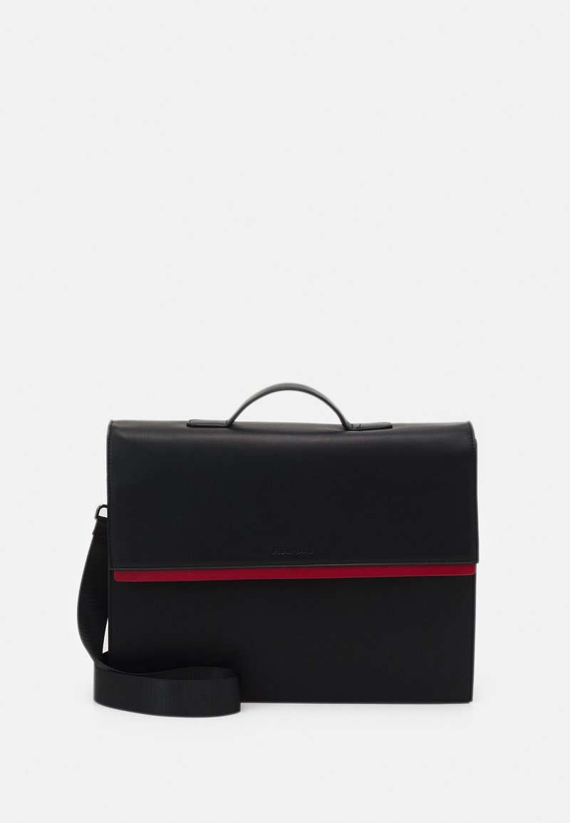 Sort lædertaske med klaplukning, udstyret med en rød vandret stripe og en aftagelig skulderrem. Glat tekstur med minimal hardware.